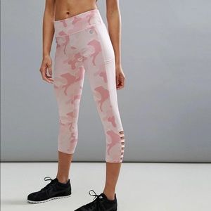 Hollister pink camo cut out 7/8th length cropped mid rise leggings size medium